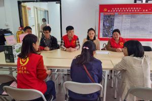 浓浓关爱暖人心，问鼎官方网站/app/ios/安卓/在线/注册集团党支部慰问困难单亲家庭